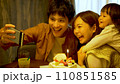 誕生日の記念に自撮りをする家族 110851585