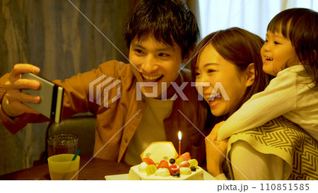 誕生日の記念に自撮りをする家族 誕生日の記念に自撮りをする家族 110851585