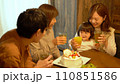 子供の誕生日をお祝いする三世代家族 110851586