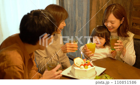 子供の誕生日をお祝いする三世代家族 110851586