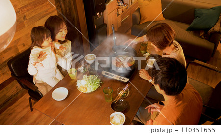 三世代家族の食卓/鍋料理で団欒(俯瞰) 三世代家族の食卓/鍋料理で団欒(俯瞰) 110851655