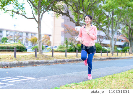 川沿いの道をジョギングする若い女性 ダイエット ランニングウェア 川沿いの道をジョギングする若い女性 ダイエット ランニングウェア 110851851