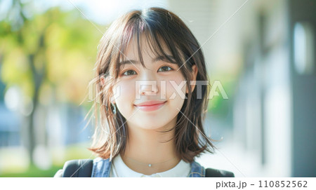 清楚な雰囲気の日本の大学生 110852562