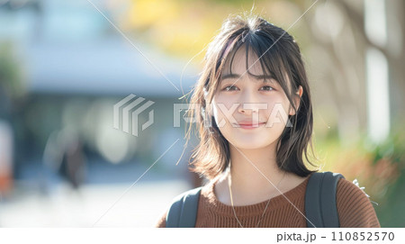 清楚な雰囲気の日本の大学生 清楚な雰囲気の日本の大学生 110852570