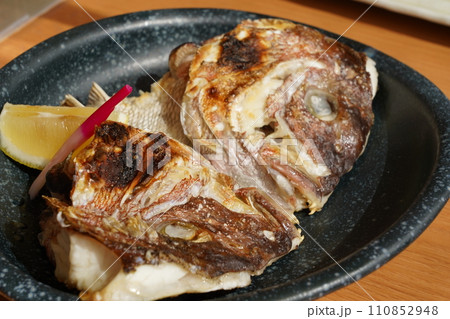 漁港で食べた鯛のカブト焼き 110852948