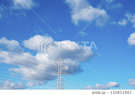 青空と高圧鉄塔 110852985