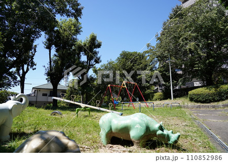 街中の公園にある遊び場 110852986