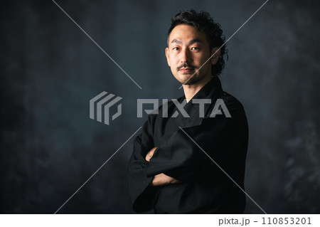 和服の40代男性 和服の40代男性 110853201