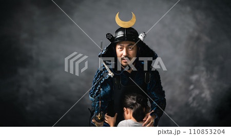 女の子を守る武士 110853204