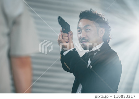 追い詰めるスパイ 110853217