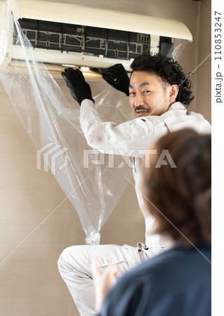 エアコンの状況説明を受ける依頼主 エアコンの状況説明を受ける依頼主 110853247