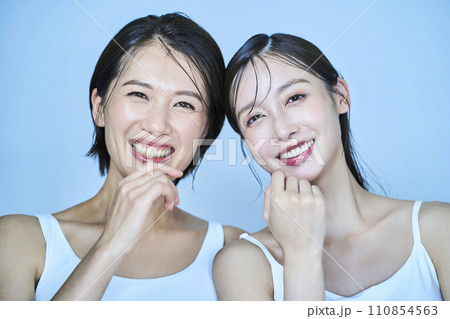 ノースリーブ姿で並ぶ女性たち ノースリーブ姿で並ぶ女性たち 110854563