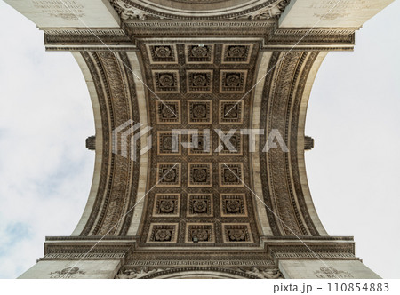 Looking up at the centre of the famous Arc de Triomphe. Looking up at the centre of the famous Arc de Triomphe. 110854883