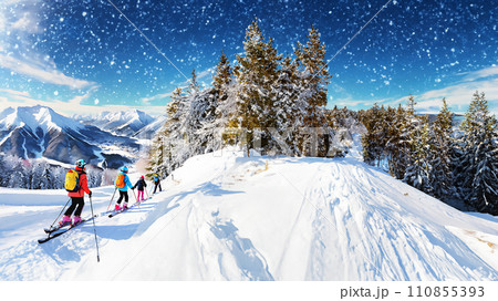 雪が舞うスキー場でスキーをする人々 雪が舞うスキー場でスキーをする人々 110855393