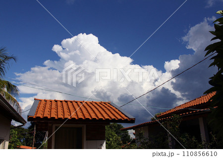サンパウロ州の夏の雲と青空　ブラジル 110856610