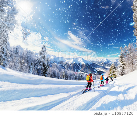 雪が舞うスキー場でスキーをする人々 110857120