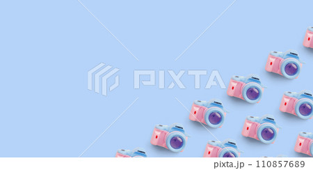 Pattern with SLR camera on pastel color background 110857689
