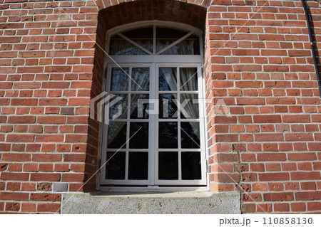 赤レンガと白い窓枠 110858130
