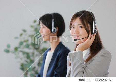 にこやかな若いオペレーター女性_3 にこやかな若いオペレーター女性_3 110858151