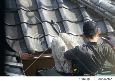 戸建て住宅　屋根の補修をする作業員 110858262
