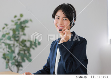 にこやかに応対するオペレーター女性_2 110858494