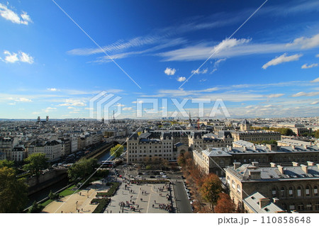 ノートルダム大聖堂から眺めるパリの街並みと青空(フランス パリ) ノートルダム大聖堂から眺めるパリの街並みと青空(フランス パリ) 110858648