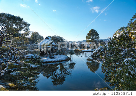 うっすら雪が積もった池のある庭園。岡山県津山市、大名庭園「衆楽園」 110858711