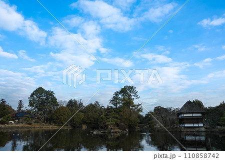 青空と白い雲がキレイな池のある庭園。岡山県津山市、大名庭園「衆楽園」 青空と白い雲がキレイな池のある庭園。岡山県津山市、大名庭園「衆楽園」 110858742