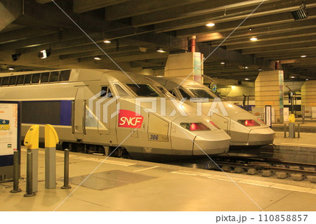 モンパルナス駅で出発を待つTGV(フランス パリ) モンパルナス駅で出発を待つTGV(フランス パリ) 110858857