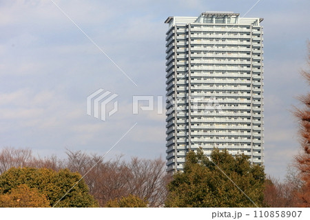 青空と集合住宅 110858907