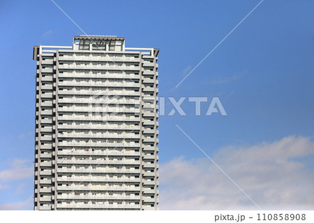 青空と集合住宅 110858908