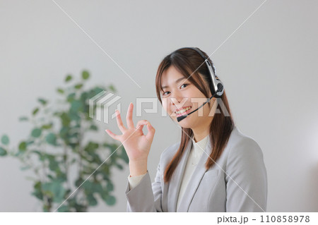 OKサインの微笑むオペレーター女性_2 OKサインの微笑むオペレーター女性_2 110858978