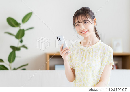 スマホを操作する女性。 スマホを操作する女性。 110859107