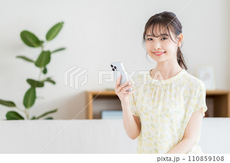 スマホを操作する女性。 110859108