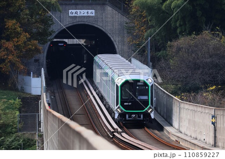 【Osaka Metro】白庭トンネルと400系（近鉄けいはんな線：学研北生駒駅） 110859227