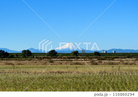 埼玉県さいたま市を流れる荒川の土手から見る富士山 110860294