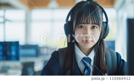 PCで勉強する女子高生02 110860412