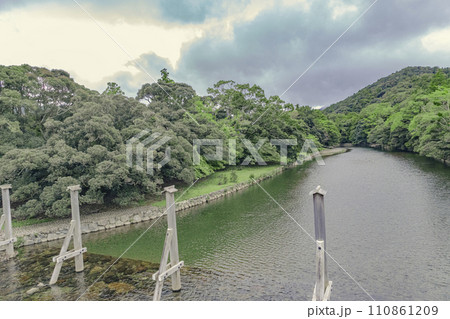 夕方の伊勢神宮　宇治橋　橋の架け替え 110861209