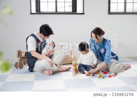 複数の子供と遊ぶ保育士 転職や採用などのイメージ 110861256