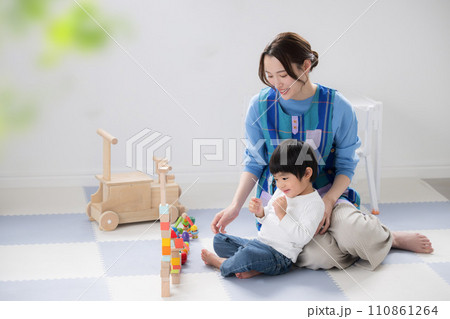 積み木で遊ぶ幼児と保育園の先生 上手にできました～！ 広角の俯瞰 110861264