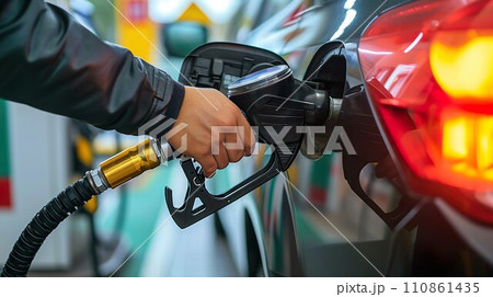 ガソリンスタンドで給油のイメージ01 ガソリンスタンドで給油のイメージ01 110861435