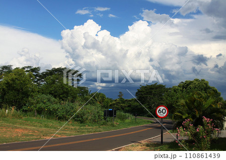 サンパウロ州の夏の雲と青空　ブラジル 110861439