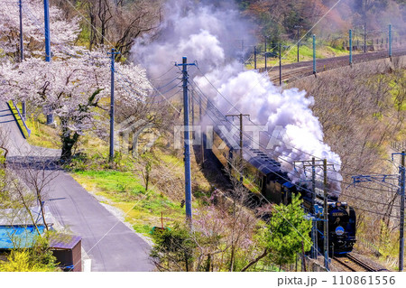 桜咲くSL風景 110861556