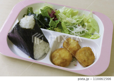 子供用のランチセット お子様ランチ おにぎり 撮影協力:有明教育芸術短期大学 子供用のランチセット お子様ランチ おにぎり 撮影協力:有明教育芸術短期大学 110861566