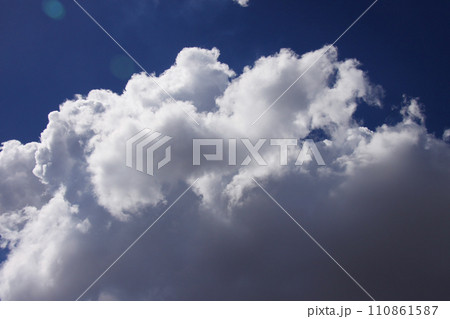 サンパウロの夏の雲と青空 ブラジル サンパウロの夏の雲と青空 ブラジル 110861587