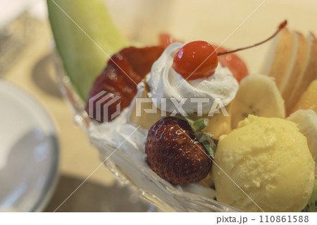 フルーツの乗ったレトロなプリンアラモード フルーツの乗ったレトロなプリンアラモード 110861588