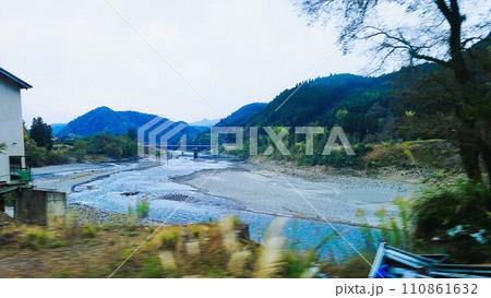 球磨川氾濫後の復旧工事状況　素材　背景 110861632