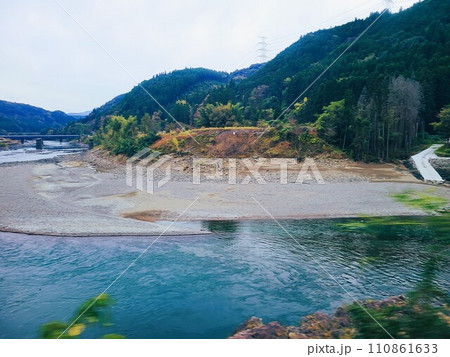 球磨川氾濫後の復旧工事状況　素材　背景 110861633
