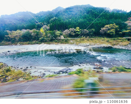 球磨川氾濫後の復旧工事状況　素材　背景 110861636
