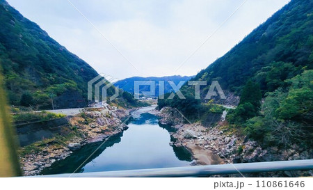 球磨川氾濫後の復旧工事状況　素材　背景 110861646